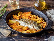 Рецепта Печена риба ципура с картофи, розмарин и бяло вино на фурна